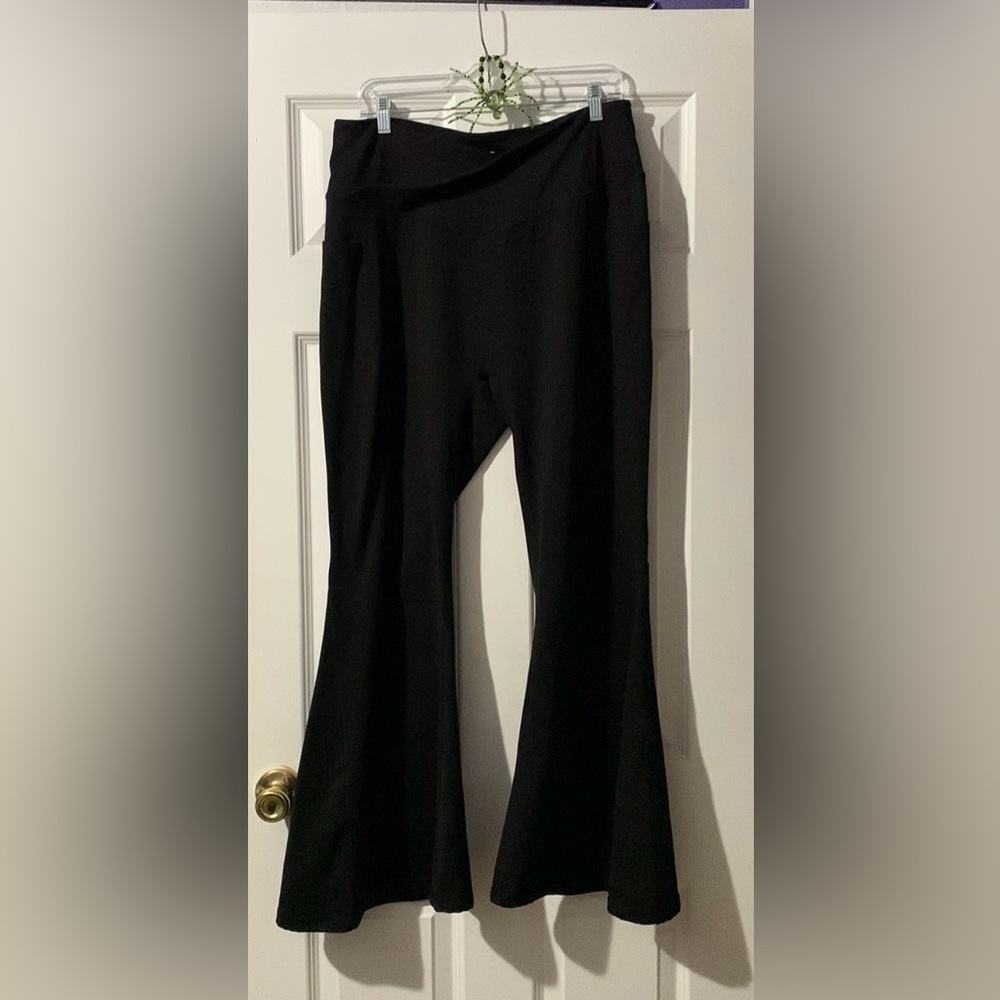 Crisscross Hourglass® Bell Bottom with Pockets - 3X Black